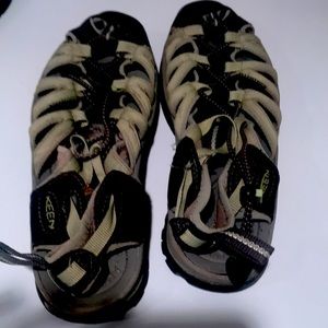 Keen ladies hiking and water Shoe. Great tread- plenty of life left. Light green